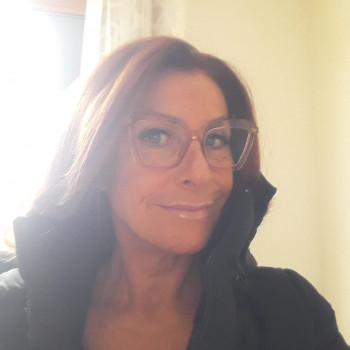 Rosa, nubile, donna elegante e femminile 