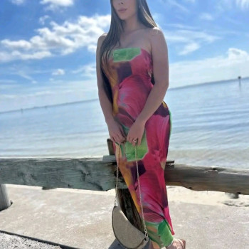 una donna ben curata di 32 anni proveniente dall'estero in cerca dell'anima geme