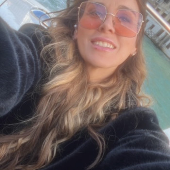 Carolina, donna femminile e curata 