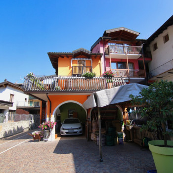 Chizzola di Ala tra il cielo del Trentino e il calore di un caminetto