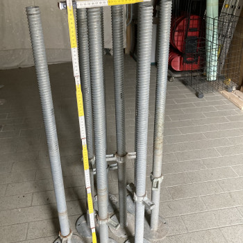 Piedini per ponteggio