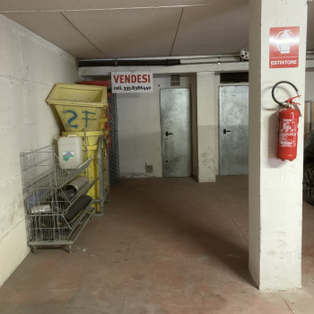 Posto auto con cantina