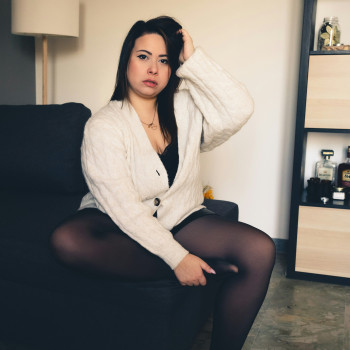 Seria e posizionata cerca romantico 