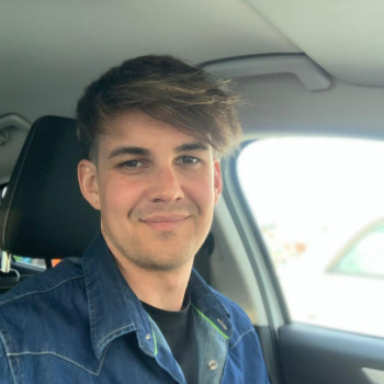 Nico, ragazzo molto bello e benestante