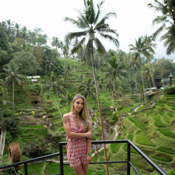 Alessia, ragazza alla mano