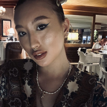 Viktoria, giovane donna decisa e femminile