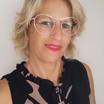 Chiara, donna affettuosa, semplice e giovanile