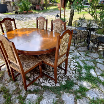 Tavolo in legno con sei sedie 