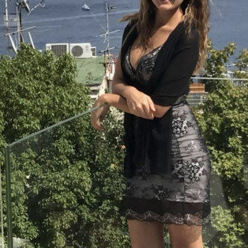 Ragazza 26 enne interessa conoscere un uomo maturo single 