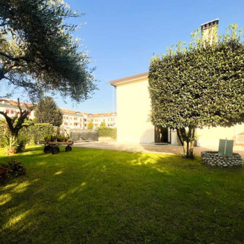 MIRA CENTRO Luminosa Casa singola con scoperto 