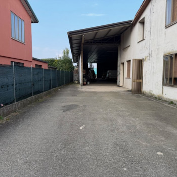 BORBIAGO Casa Singola da restaurare con adiacente capannone