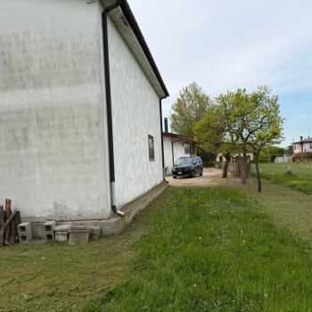 PROZZOLO Annesso Agricolo attualmente internamente al grezzo 