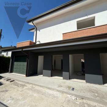 Trifamiliare in vendita a Legnaro (Padova)
