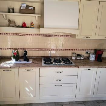 Vendo cucina in abete spazzolato e verniciato