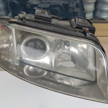 Proiettore destro AUDI A6  del 2000