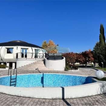 Prestigiosa Villa dal design architettonico unico a Moriago della Battaglia
