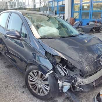 Ricambi PEUGEOT 208 1199cc benzina  del 2017