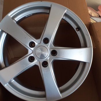 vendo 4 cerchi 7.5 x 17 in lega per Toyota RAV4 2015