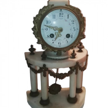 Trittico composto da due candelabri e un orologio 