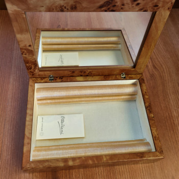 Scatola Portagioie in legno chiaro e argento