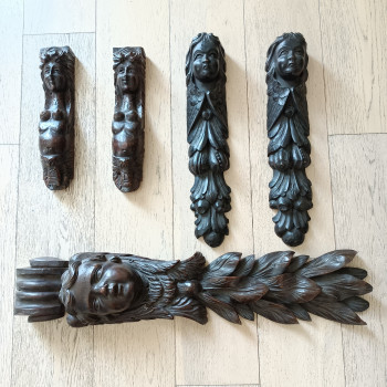 antiche cariatidi in legno 