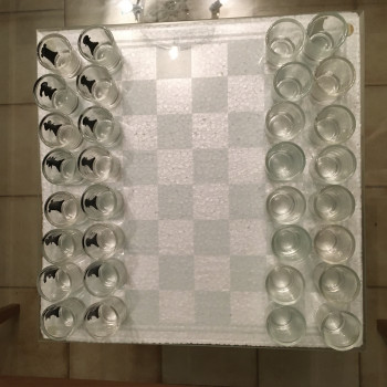 Scacchiera in cristallo con figuranti bicchierini 