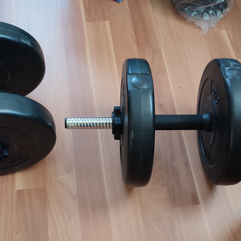 Cyclette e due manubri con pesi