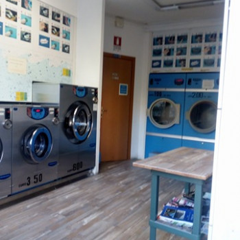 Vendo lavatrici e asciugatrici e altri elementi per lavanderia self service 